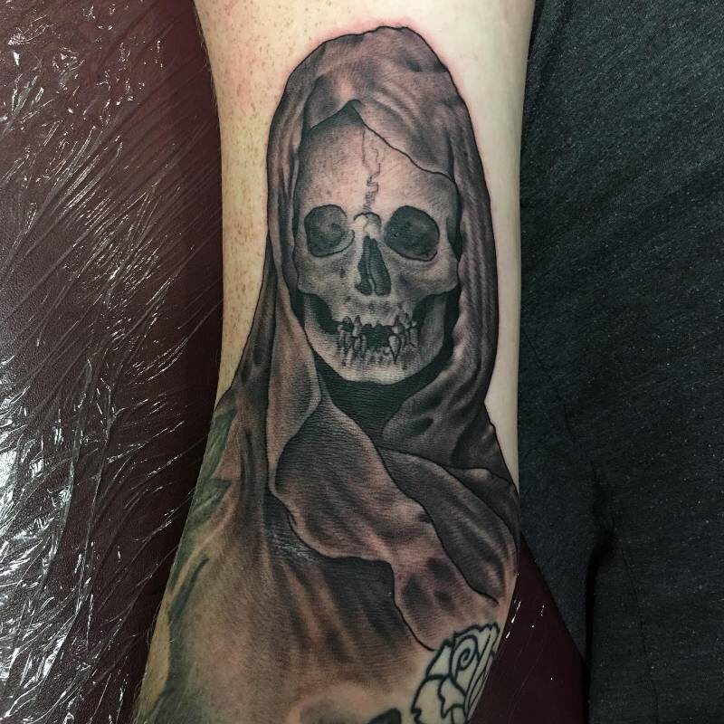 Graphic Black tattoo by Tiki (Christian Ramos) at Ohana Tattoo Waikiki, Hawaii — work #07